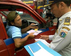 Sopir Angkot Wajib Berseragam Januari 2012