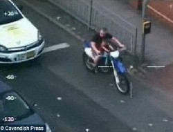 Pria Inggris Dibui 5 Tahun karena Bonceng Anak di Bagian Depan Motor