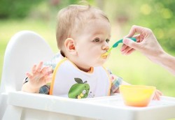 Cegah Bengek, Beri Bayi Makan Ikan Sebelum Usia 9 Bulan