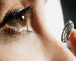 Wow, Lensa Kontak Bisa Dipakai untuk Tampilkan Berita