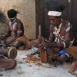 Suku Kamoro Sambangi Kota Pahlawan