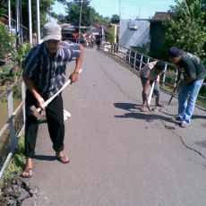 Mangkrak Dua Tahun, Jembatan Mrican Dibongkar Warga