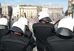 Semprotan Merica untuk Pendemo Tak Boleh Disemprot Berkali-kali