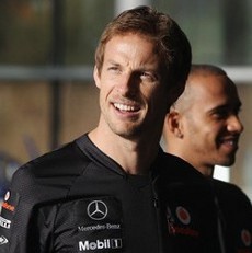 Todongan Senapan Mesin Tak Buat Button Trauma