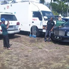 Warga Cipanas Berfoto Ria Depan Mobil Mewah Tamu Ibas-Aliya