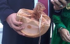 Tamu Ibas-Aliya di Cipanas Dioleh-olehi Bingkisan Isi Kain