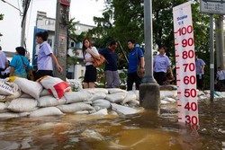 Wow, Banyak Tumpukan Karung Pasir di Bangkok