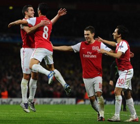 Van Persie Loloskan Arsenal ke 16 Besar