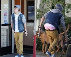 Lagi, Celana Justin Bieber Melorot di Depan Umum