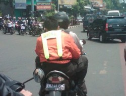 Duh! Pak Polisi Boncengan Tidak Pakai Helm
