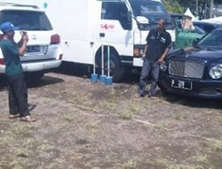 Warga Cipanas Berfoto Ria Depan Mobil Mewah Tamu Ibas-Aliya 