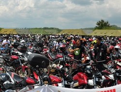 Ganti Ribuan Aki, Komunitas V-ixion Cetak Rekor