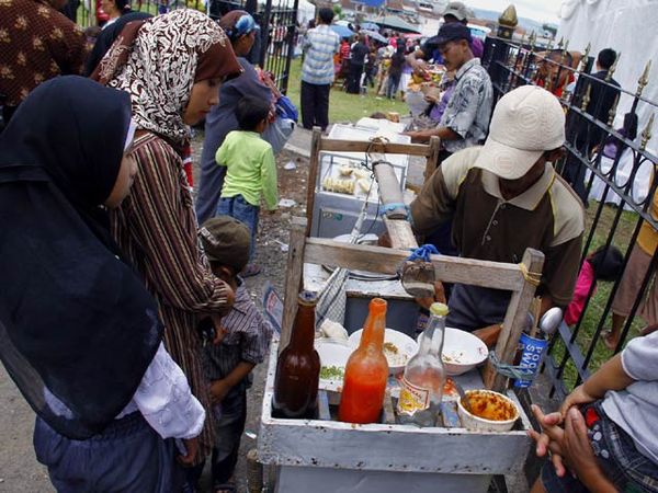 Mengais Rejeki di Pernikahan Putra Presiden