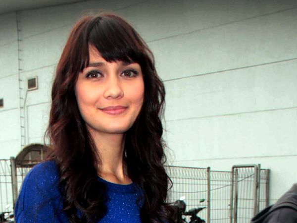 Gaya Santai Luna Maya