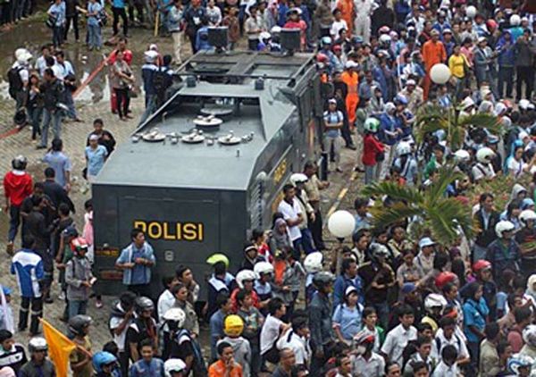 Demo Buruh di Batam Ricuh