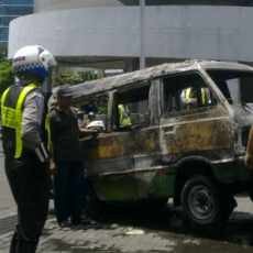 Angkot Jurusan Joyoboyo-Porong Dilalap Api di Depan Royal Plaza