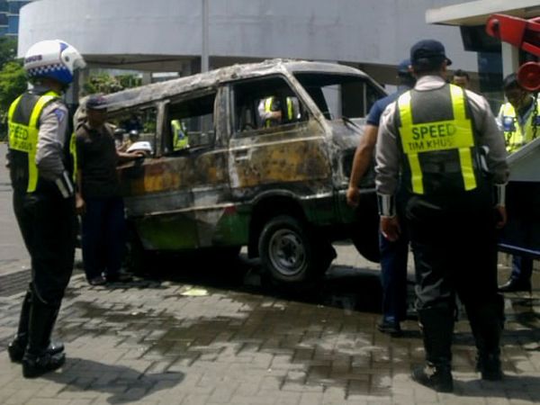 Angkot Jurusan Joyoboyo-Porong Terbakar