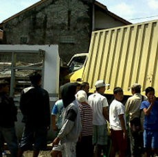 Menghalangi Evakuasi Mobil Box, Prasasti Terpaksa Dibongkar