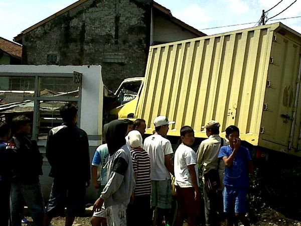 Mobil Box Tabrak Pos Jaga Perlintasan KA