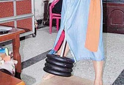 Alat Kelamin Pria Ini Sanggup Angkat Barbel 230 Kg