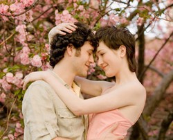 5 Cara Berkomunikasi dengan Pasangan Lewat Sentuhan