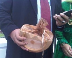 Ibas & Aliya Bagikan Tas Anyaman untuk Souvenir