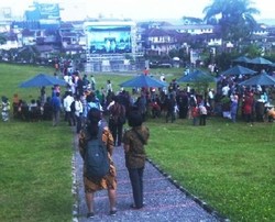 Warga Cipanas Tonton Akad Nikah Ibas Lewat Layar Besar 