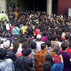 Incar BlackBerry Murah, Ribuan Warga Rela Antre di Mal Pacific Place