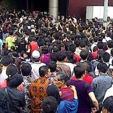 Antrean BlackBerry Murah di Pacific Place Macetkan SCBD