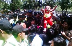 6 Kericuhan Akibat Antrean Panjang