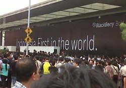 Antre Panjang di PP, Pengantre BlackBerry Acungkan Jempol Terbalik