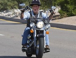 Pangeran Harry Jalan-jalan dengan Harley Pinjaman