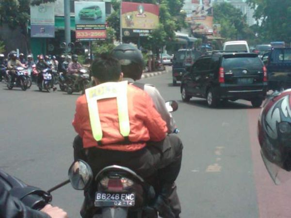 Polisi Boncengan Tanpa Helm