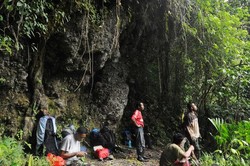 Menerabas Rimbunan Daun Pulus Hingga Wai Walala