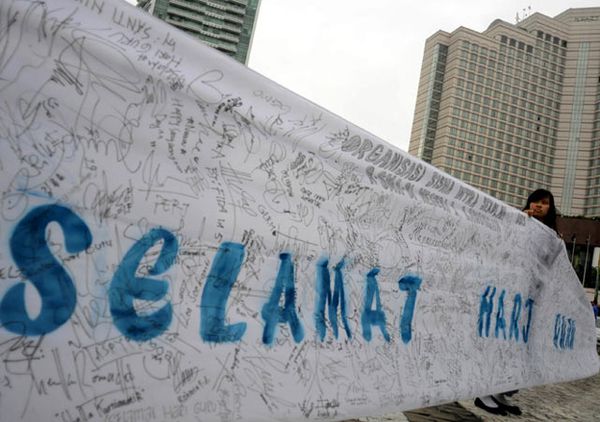 Belasan Siswa Galang Dukungan Untuk Guru