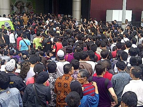 Antrean Blackberry Murah Makan Korban