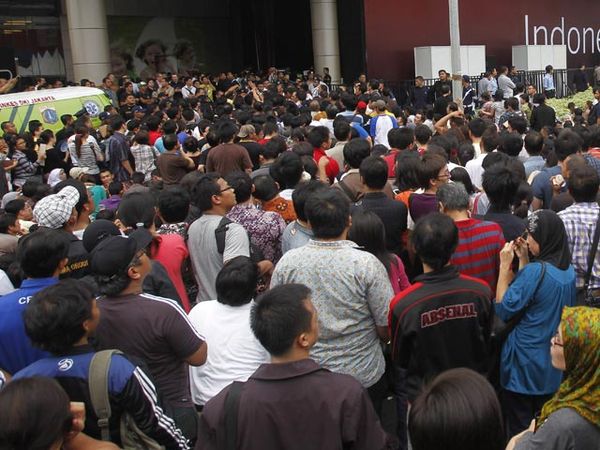 Ribuan Orang Antre Blackberry Murah