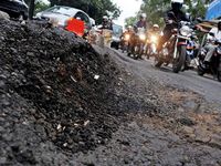 Jalan Rusak di Jalan Sudirman Bikin Macet