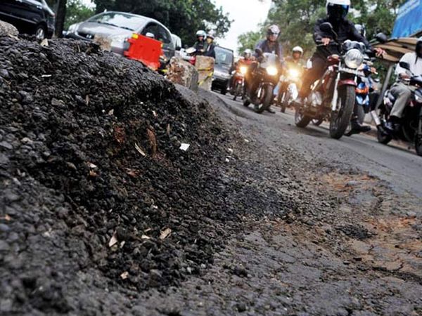 Jalan Rusak di Jalan Sudirman Bikin Macet Jalan Rusak di Jalan Sudirman Bikin Macet