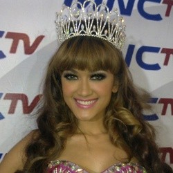 Bruk! Julia Perez Kejeblos di Panggung