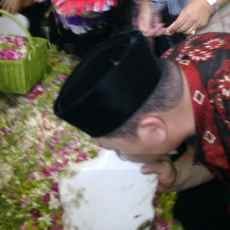 Anak Bungsu Pak Tjip Ciumi Nisan Sang Ayah