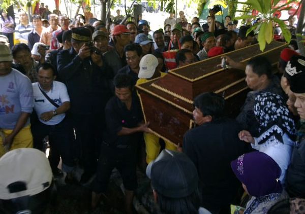 Jenazah Sesepuh PDIP Dimakamkan