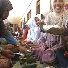 Puluhan Ibu-ibu di Madura Lomba Bikin Bubur 1 Suro