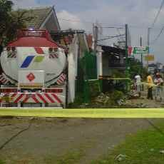 Truk Tangki Pertamina Seruduk Rumah dan Bengkel
