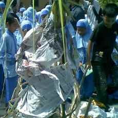 Sambut Suro Pelajar Magetan Berebut Tumpeng Alat Tulis