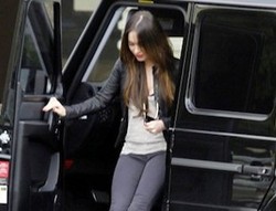 Megan Fox Imut dengan SUV Mercy