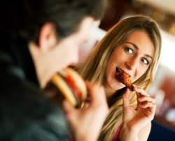 Awas, Perut Buncit Akibat Makan Terlalu Cepat