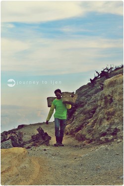 Gunung Ijen, keindahan yang menguras emosi