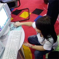 Survei: Teknologi Dekatkan Keluarga Indonesia