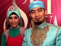 Ustad Solmed & April Bergaya Bollywood